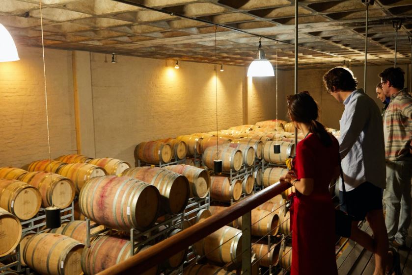 증류소에 쌓인 오크통