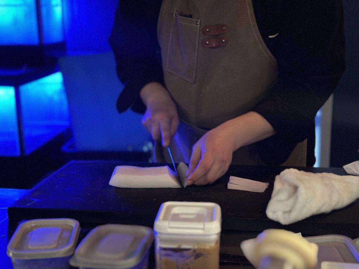 셰프가 사시미 준비하는 모습