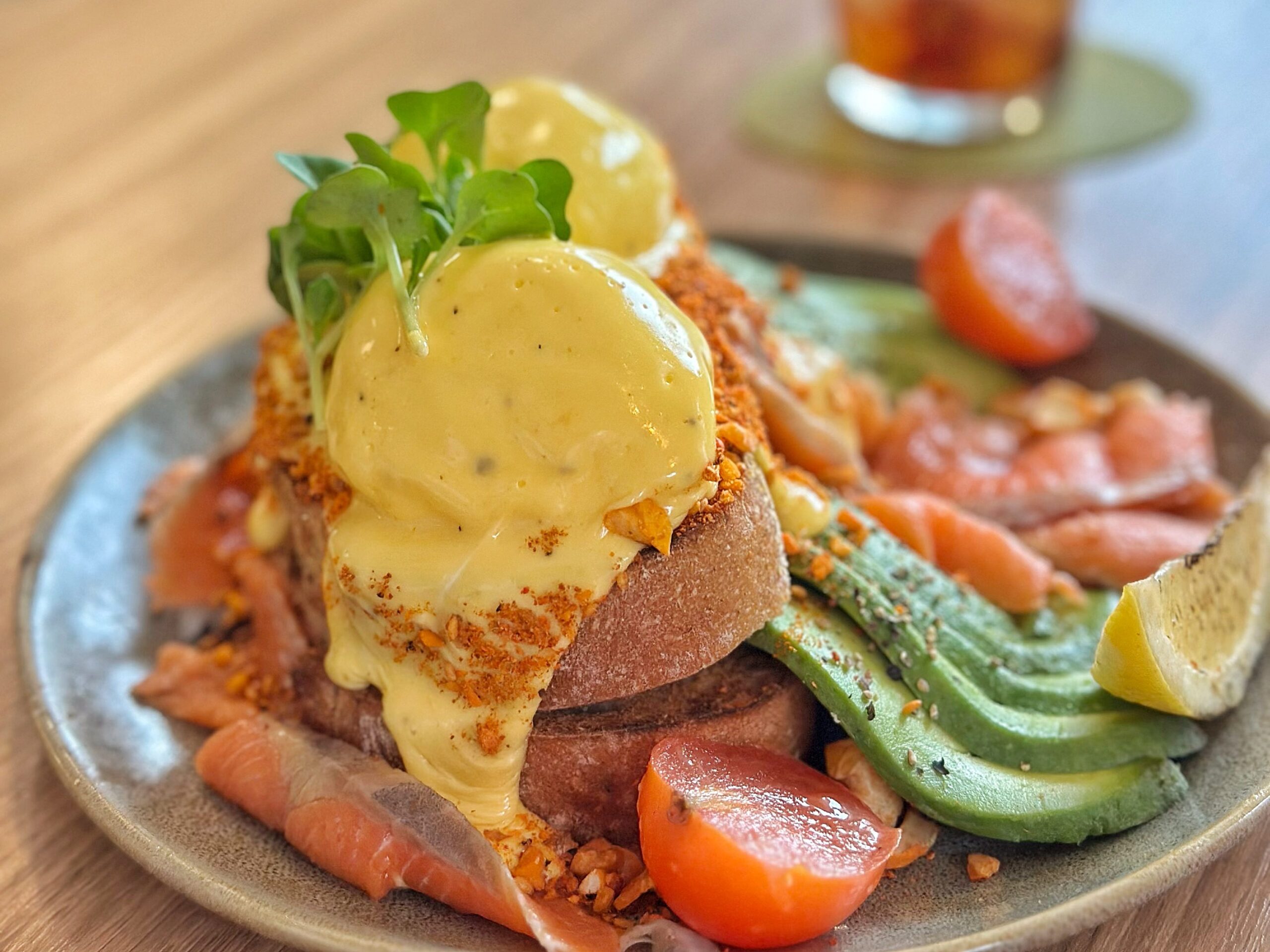 연어 아보카도 베네딕트 전체샷