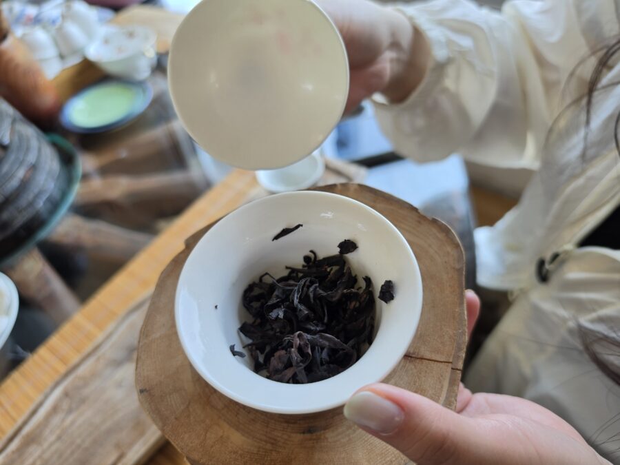 [경남/하동] 백학제다 - 최참판댁 앞에 위치한 차 시음장, 우전·홍차·백차 티 테이스팅 count(title)%, 백학제다 만송포 찻잎 1 scaled