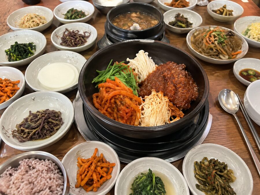 경기 양평의 지역 전통 향토 음식 BEST 7+ 먹거리, 특산물 총 정리 count(title)%, 양평 더덕 산채 정식 scaled