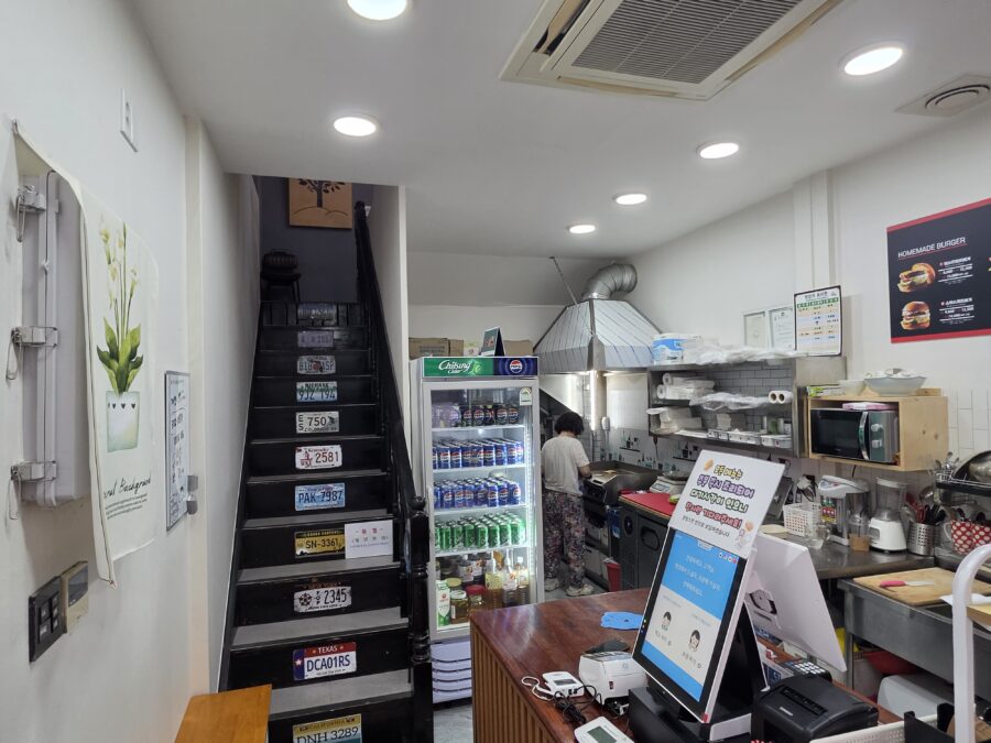 [경남/하동] 에츠하임 보스턴 수제버거 - 화개장터 앞 버거 포장 테이크아웃 맛집 count(title)%, 하동 보스턴 버거 내부 1 scaled
