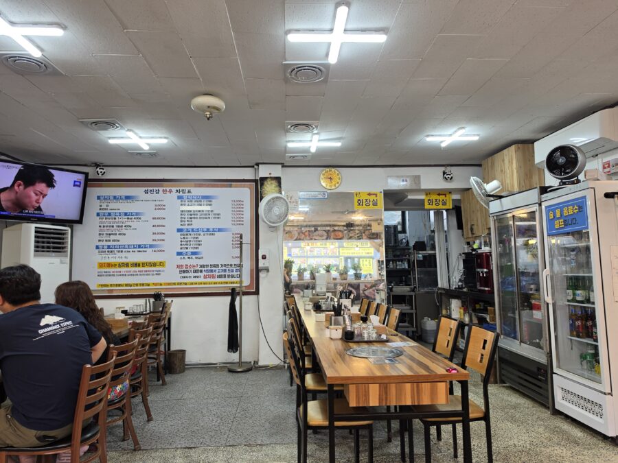 [경남/하동] 섬진강 한우 흑돼지 식당 - 소고기와 육점돈, 화개장터에서 맛보는 고기 맛집 count(title)%, 하동 섬진강한우흑돼지 내부 scaled