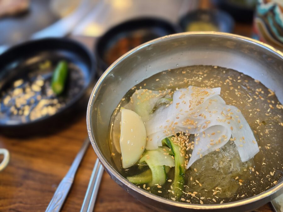 [경남/하동] 섬진강 한우 흑돼지 식당 - 소고기와 육점돈, 화개장터에서 맛보는 고기 맛집 count(title)%, 하동 섬진강한우흑돼지 녹차냉면 scaled