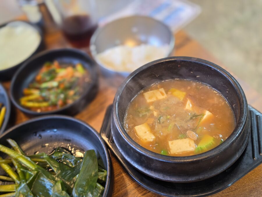 [경남/하동] 섬진강 한우 흑돼지 식당 - 소고기와 육점돈, 화개장터에서 맛보는 고기 맛집 count(title)%, 하동 섬진강한우흑돼지 된장찌개 scaled