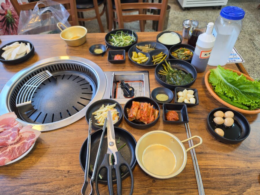 [경남/하동] 섬진강 한우 흑돼지 식당 - 소고기와 육점돈, 화개장터에서 맛보는 고기 맛집 count(title)%, 하동 섬진강한우흑돼지 상차림 scaled