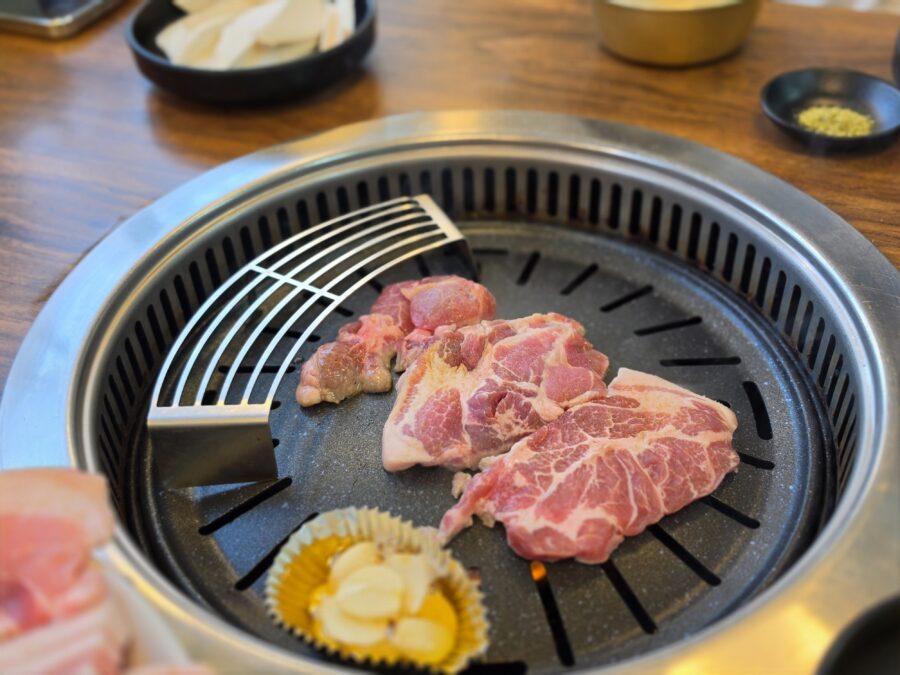 [경남/하동] 섬진강 한우 흑돼지 식당 - 소고기와 육점돈, 화개장터에서 맛보는 고기 맛집 count(title)%, 하동 섬진강한우흑돼지 지리산 흑돼지 삼겹살 scaled
