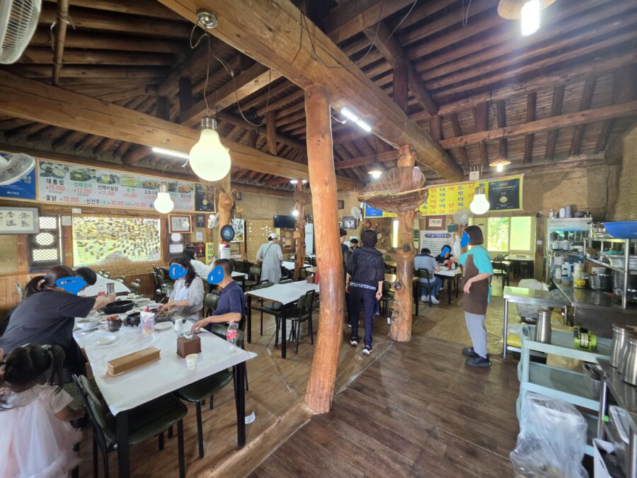 [경남/하동] 성남식당 - 삼성궁 근처 대통밥,지리산 산나물 정식 밥상 맛집 count(title)%, 하동 성남식당 가게내부 1 scaled