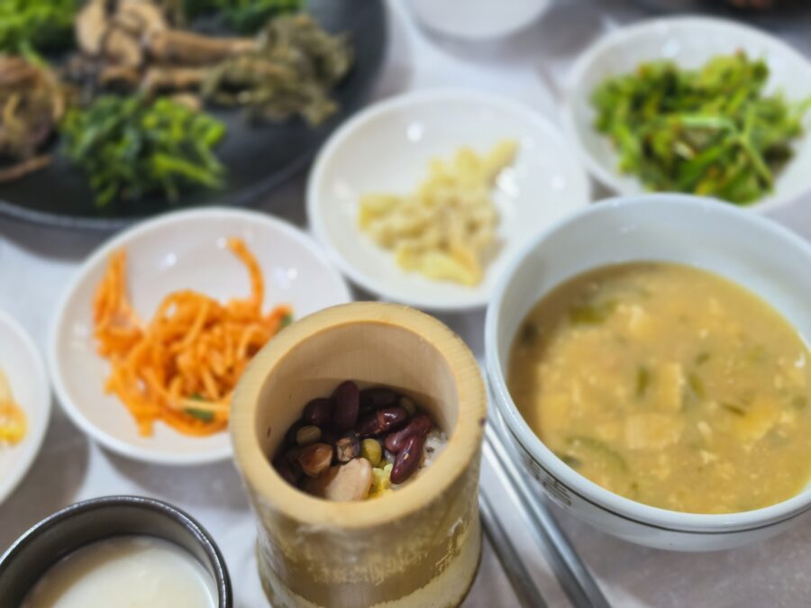 [경남/하동] 성남식당 - 삼성궁 근처 대통밥,지리산 산나물 정식 밥상 맛집 count(title)%, 하동 성남식당 대통밥 클로즈업 scaled