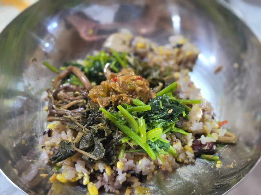[경남/하동] 성남식당 - 삼성궁 근처 대통밥,지리산 산나물 정식 밥상 맛집 count(title)%, 하동 성남식당 된장쌈장 넣어서 scaled