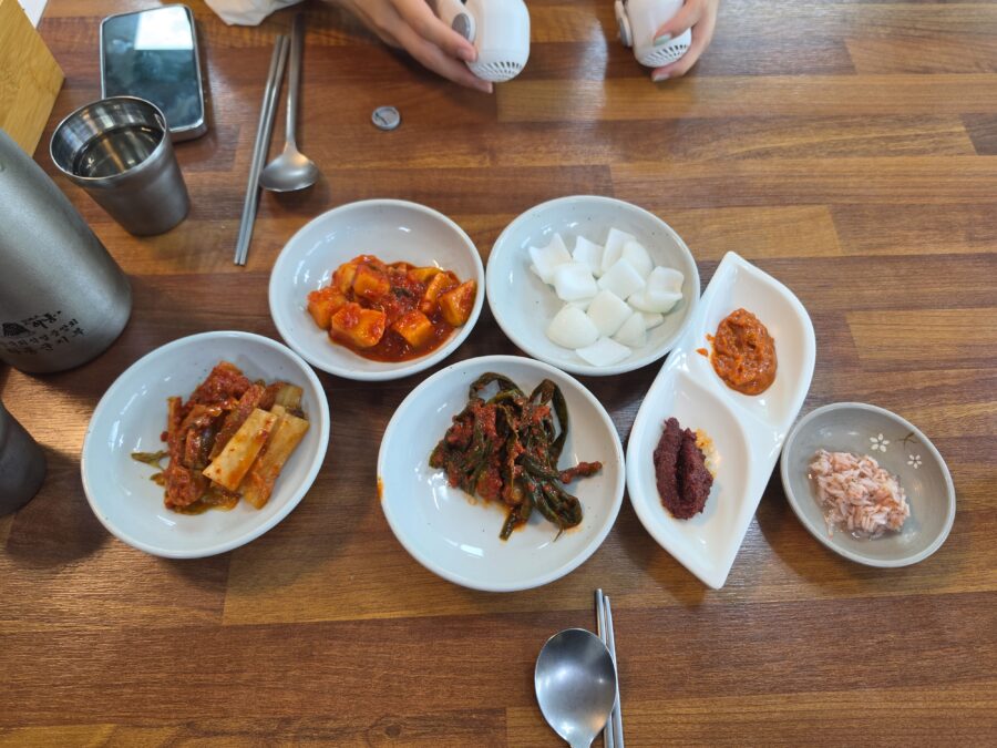 [경남/하동] 화개장터 옛날국밥 - 화개장터 아침을 여는 국밥 맛집 count(title)%, 하동 화개장터 옛날국밥 밑반찬 1 scaled