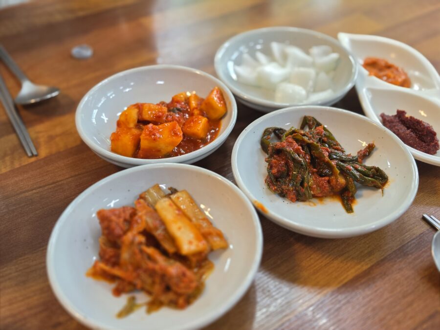 [경남/하동] 화개장터 옛날국밥 - 화개장터 아침을 여는 국밥 맛집 count(title)%, 하동 화개장터 옛날국밥 밑반찬 2 scaled