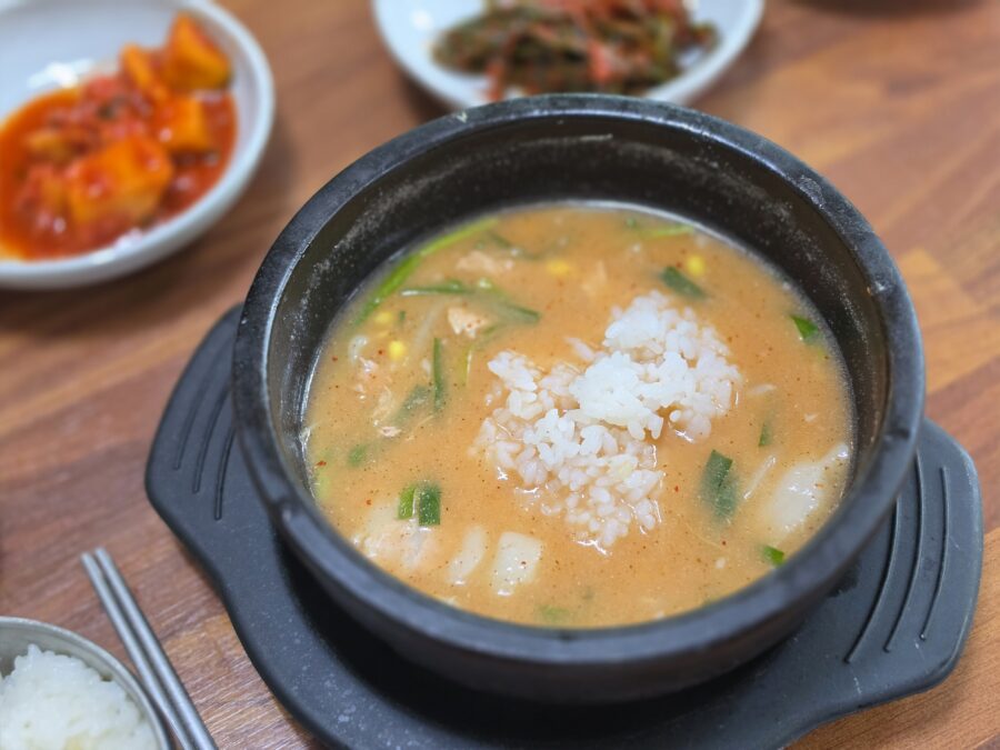 [경남/하동] 화개장터 옛날국밥 - 화개장터 아침을 여는 국밥 맛집 count(title)%, 하동 화개장터 옛날국밥 밥말아먹기 scaled