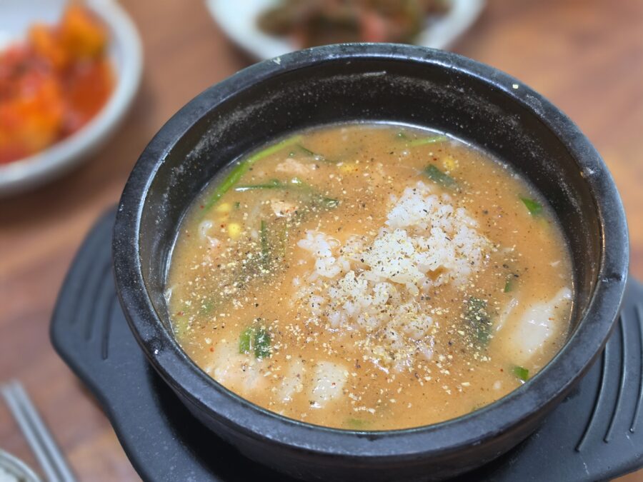 [경남/하동] 화개장터 옛날국밥 - 화개장터 아침을 여는 국밥 맛집 count(title)%, 하동 화개장터 옛날국밥 젠피 초피 추가 scaled