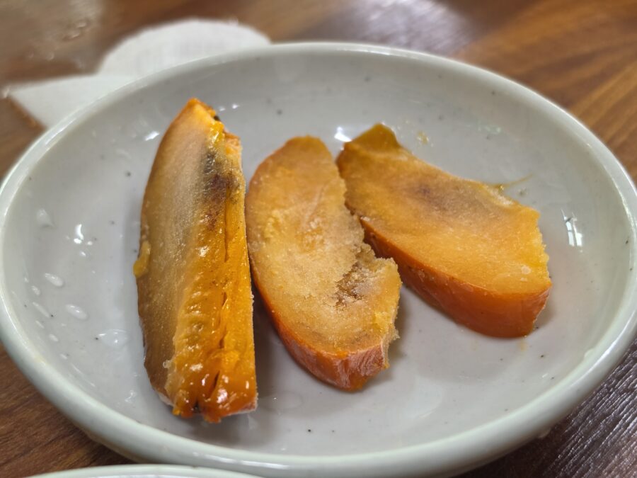[경남/하동] 화개장터 옛날국밥 - 화개장터 아침을 여는 국밥 맛집 count(title)%, 하동 화개장터 옛날국밥 후식 대봉감 홍시 scaled