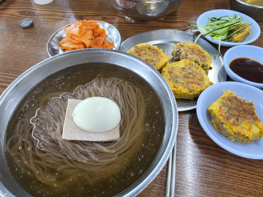 [경기/양평] 옥천냉면 황해식당 - 마늘향 가득 옥천 냉면의 원조 맛집 count(title)%, 양평 옥천냉면 황해식당 냉면 한상 scaled