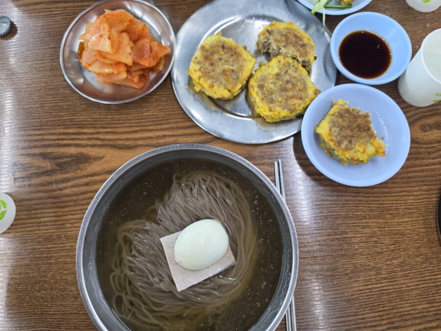 [경기/양평] 옥천냉면 황해식당 - 마늘향 가득 옥천 냉면의 원조 맛집 count(title)%, 양평 옥천냉면 황해식당 냉면 한상차림 scaled