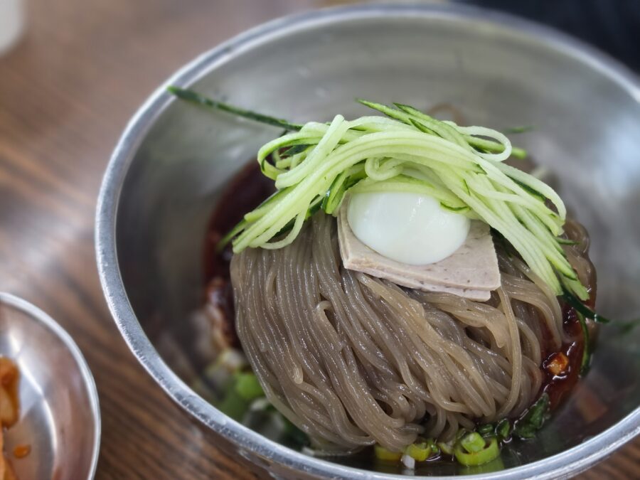 [경기/양평] 옥천냉면 황해식당 - 마늘향 가득 옥천 냉면의 원조 맛집 count(title)%, 양평 옥천냉면 황해식당 비빔냉면 scaled