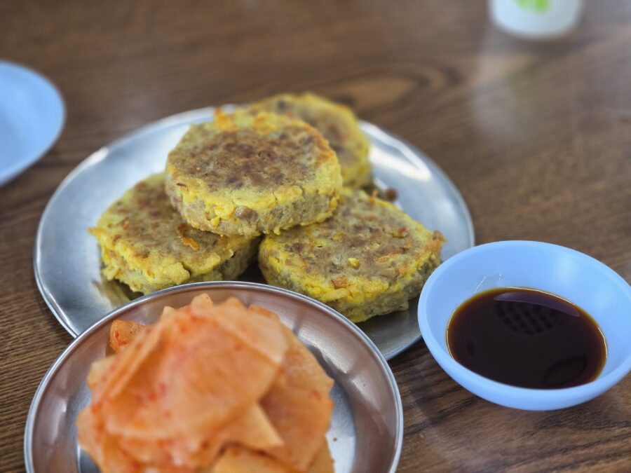 [경기/양평] 옥천냉면 황해식당 - 마늘향 가득 옥천 냉면의 원조 맛집 count(title)%, 양평 옥천냉면 황해식당 완자상차림 scaled