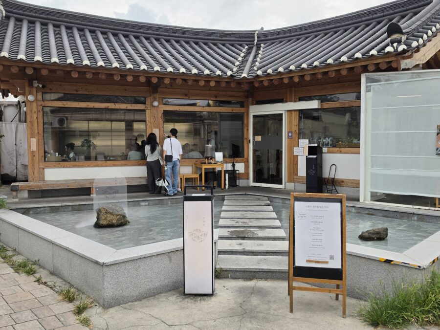 [경북/경주] 수경사 - 통들깨면이 인상적인 경주 한옥 한식 맛집 , 경주 맛집 수경사 입구 scaled