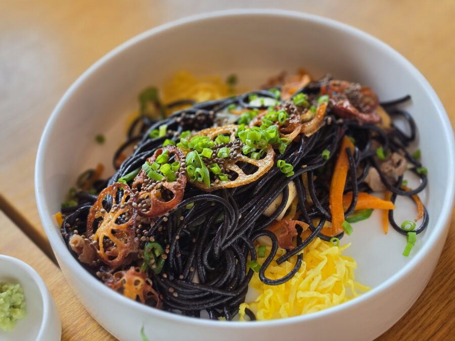 [경북/경주] 수경사 - 통들깨면이 인상적인 경주 한옥 한식 맛집 8, 경주 수경사 바삭 연근튀김 통들깨면 수경사의 시그니쳐. 잡채가 생각나면서 맛있음 scaled