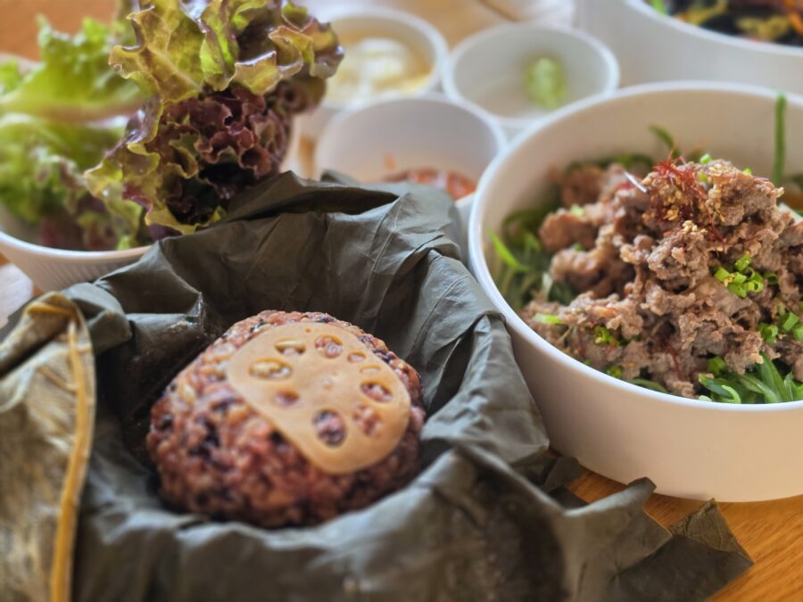 [경북/경주] 수경사 - 통들깨면이 인상적인 경주 한옥 한식 맛집 9, 경주 수경사 연잎밥 열어보기 scaled
