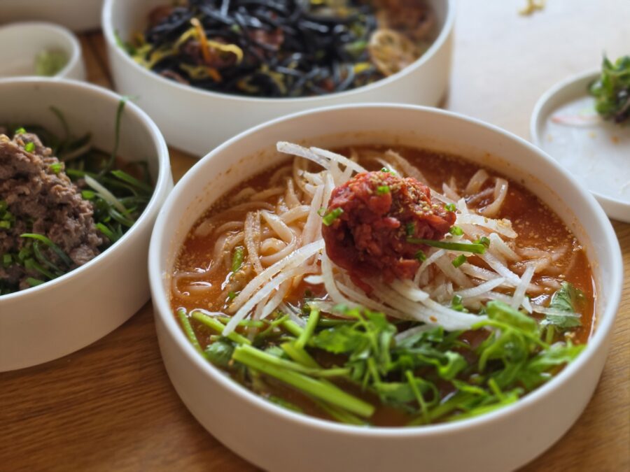 [경북/경주] 수경사 - 통들깨면이 인상적인 경주 한옥 한식 맛집 10, 경주 수경사 한우물회 scaled