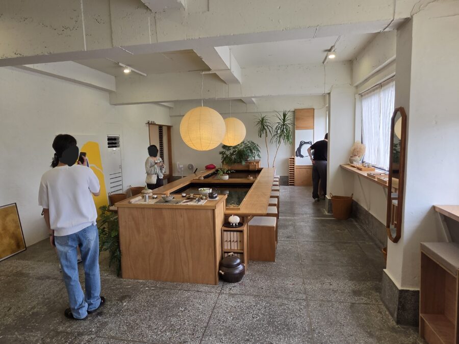 [경북/경주] 유호재 티룸 - 황리단길 근처 수조가 예쁜 분위기 좋은 찻집 티룸 카페 1, 경주 티하우스 티룸 맛집 유호재 내부 scaled