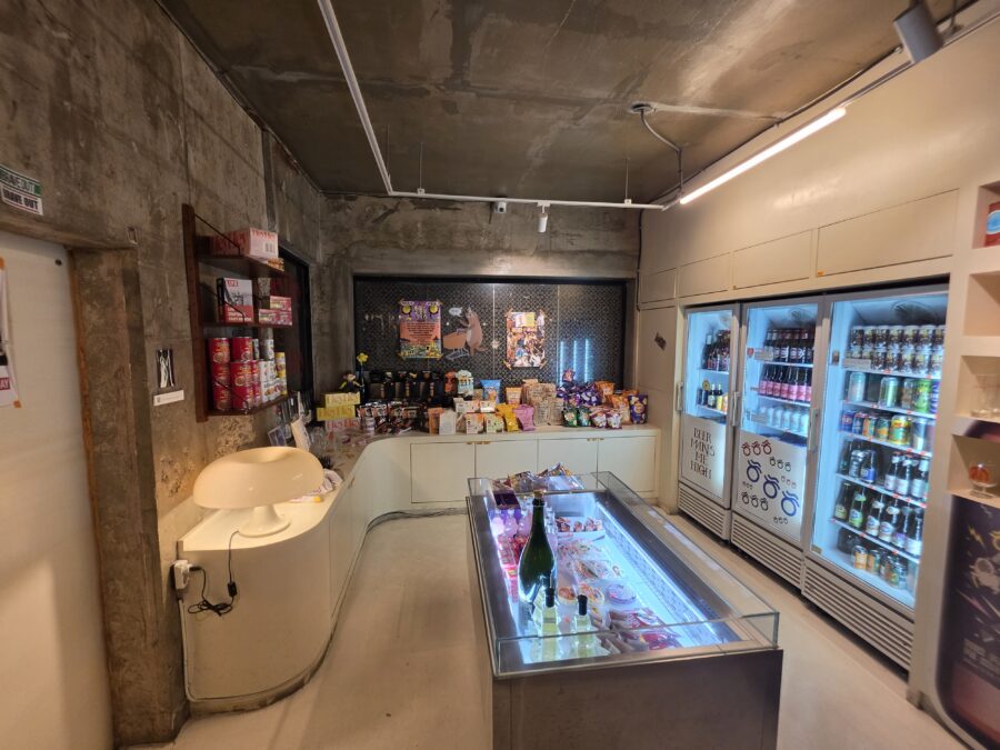 [경북/경주] 흐흐흐 - 경주 최고의 크래프트 수제 맥주 펍 직접 만든 잠봉과 소세지 커리부어스트 맛집 3, 경주 흐흐흐 내부 매점 테이크아웃 냉장고 scaled