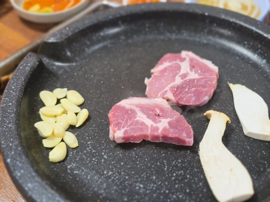 [서울/봉천] 송현 - 직접 기른 야채와 손맛이 좋은 삼겹살 백반 고기 맛집 7, 봉천 맛집 송현 메뉴판 목살 scaled